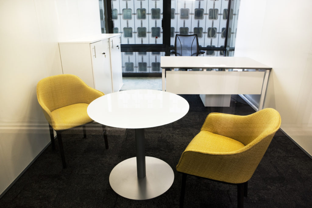 Aménagement d'un bureau, table punto, siège softshell - Réalisation ALBIOMA - La Défense