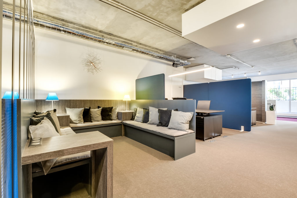 Aménagement d'un espace hybride avec postes de travail et espace de repose - Réalisation OCP BUSINESS CENTER - Paris 16