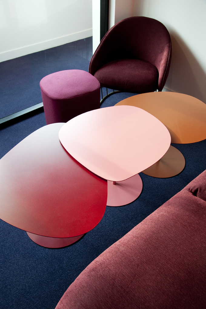 Salle de réunion lounge rose, avec canapé Sancal - Réalisation CREPUSCULE - Clichy