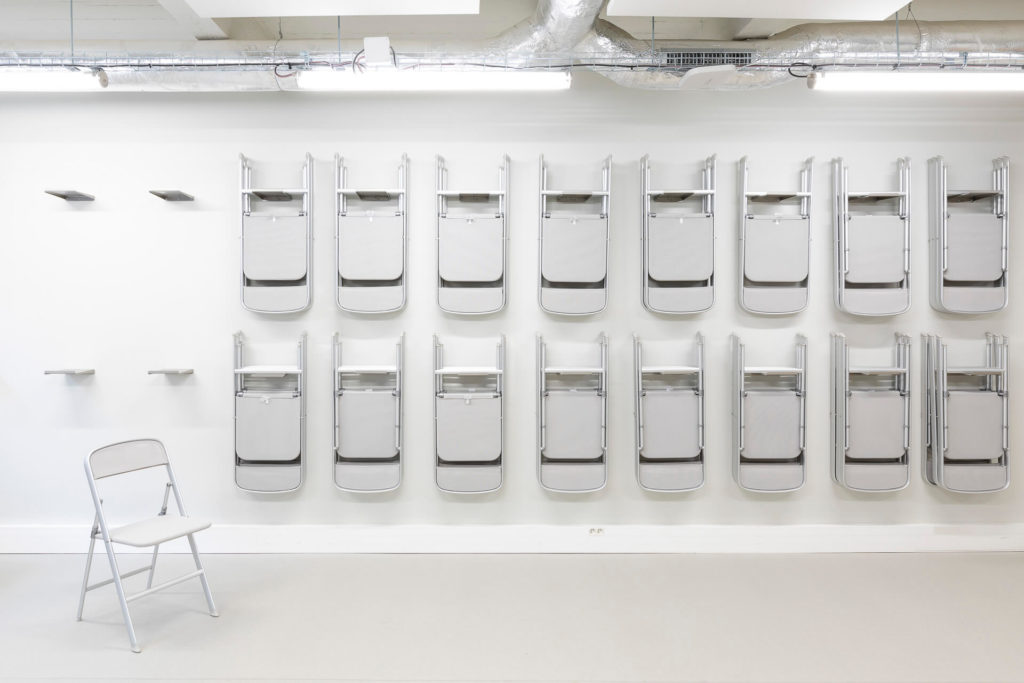 Espace de conférence design avec chaise en aluminium Calligaris - Réalisation LE TANK - Paris 11