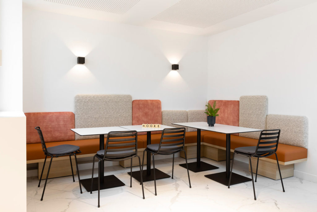 Aménagement d'un espace cafétéria avec banquette sur-mesure MOORE Edition - Bureaux haussmanniens - Paris 8