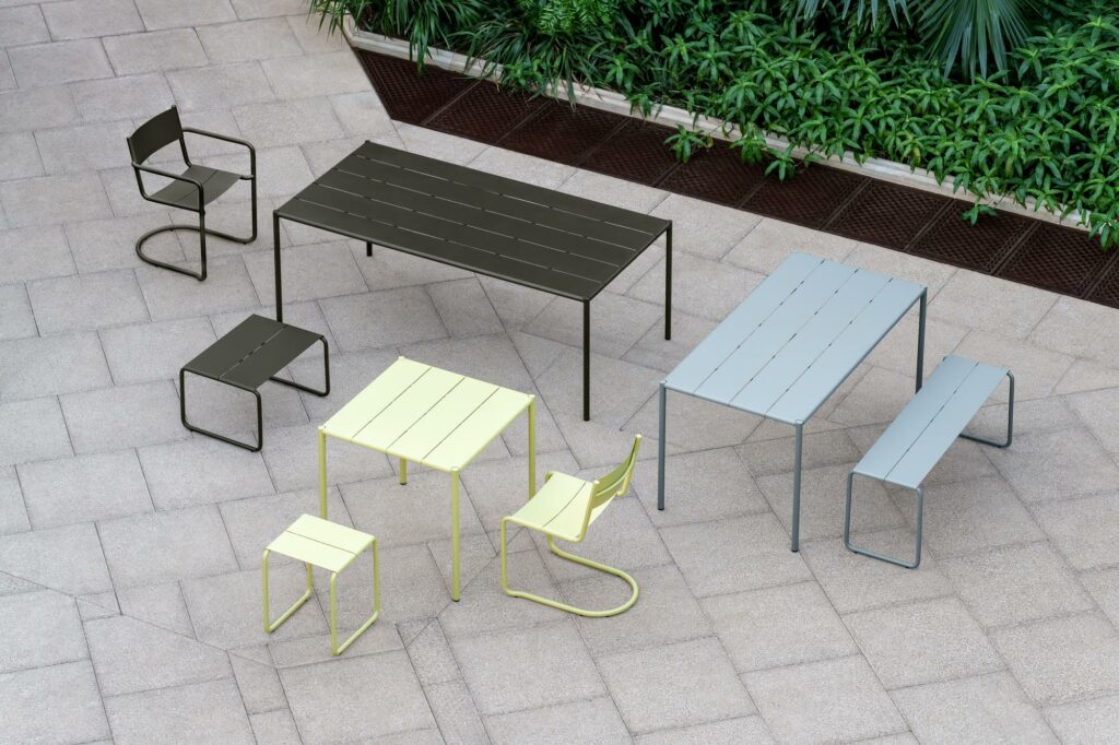 TABLE D’EXTERIEUR SINE BY NINE – MCOLORIS GRIS JAUNE NOIR MDIMENSIONS